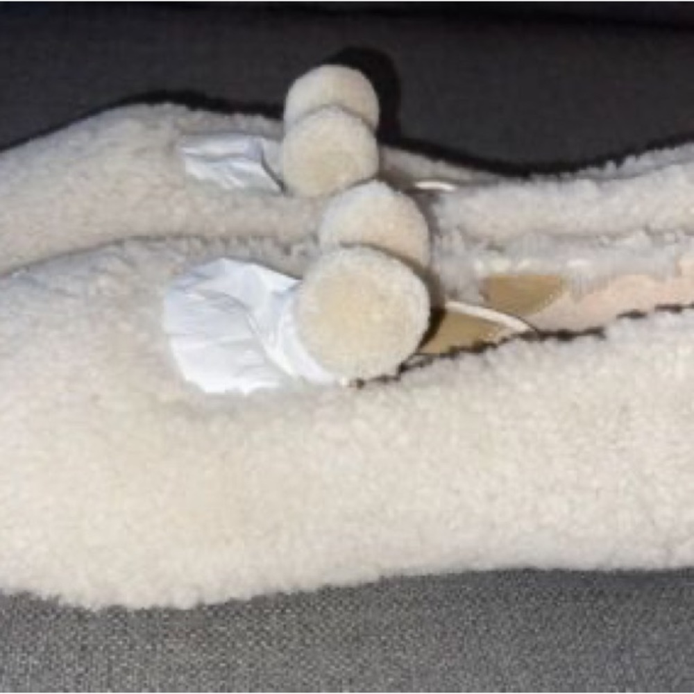 Lulu size 39 cream shearling Pom Pom slippers. New